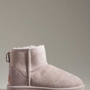 UGG Classic Mini II Ankle Boots size 8 New in box Pale Smoke Color